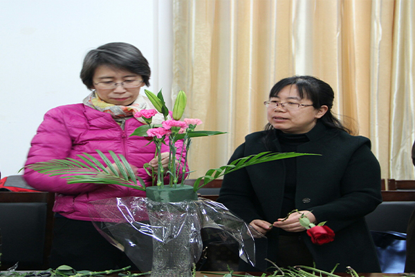 开云官网举办“花开巾帼,情融经管”教职工艺术插花大赛 开云官网举办“花开巾帼,情融经管”教职工艺术插花大赛