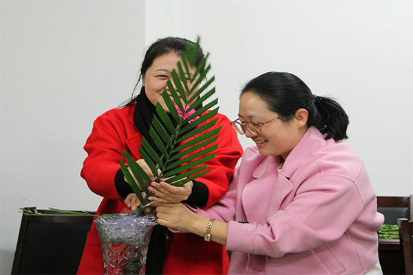 开云官网举办“花开巾帼,情融经管”教职工艺术插花大赛 开云官网举办“花开巾帼,情融经管”教职工艺术插花大赛
