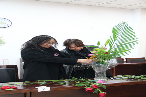 开云官网举办“花开巾帼,情融经管”教职工艺术插花大赛 开云官网举办“花开巾帼,情融经管”教职工艺术插花大赛