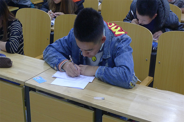 开云官网为大一本科生举办期中考试