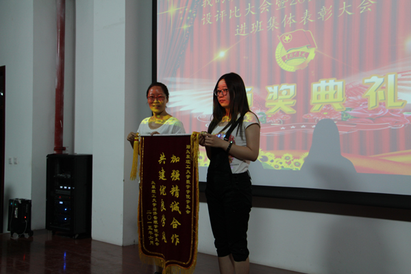 经管学院召开“我的班级我的家”学风班风建设评比大会暨2014—2015年度先进班集体表彰大会 经管学院召开“我的班级我的家”学风班风建设评比大会暨2014—2015年度先进班集体表彰大会