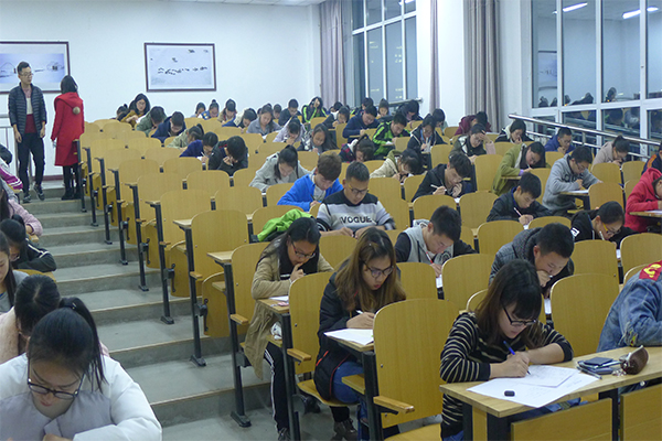 开云官网为大一本科生举办期中考试