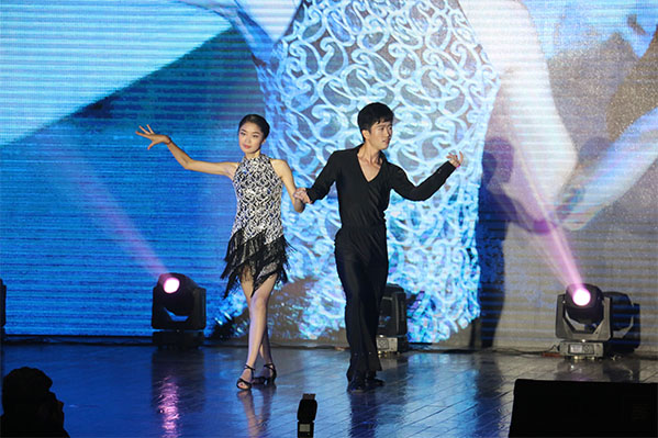 经济管理学院举办“青春无悔,梦想启航”2016届毕业生晚会 经济管理学院举办“青春无悔,梦想启航”2016届毕业生晚会