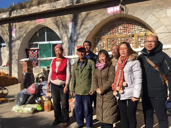 开云官网组织教职工献爱心精准扶贫