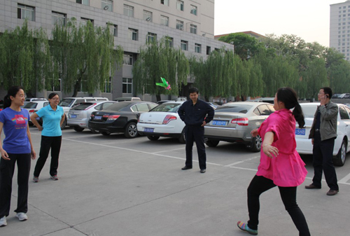 经济管理学院第一届教职工趣味运动会 经济管理学院第一届教职工趣味运动会