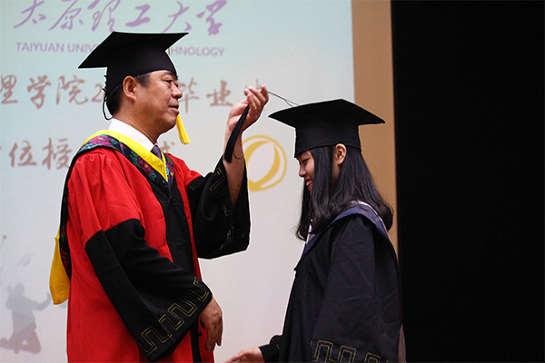 开云官网举行2017年毕业典礼暨学位授予仪式 开云官网举行2017年毕业典礼暨学位授予仪式