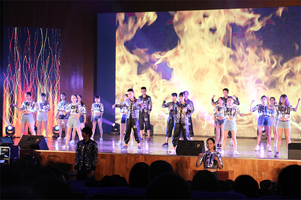 经济管理学院举办“青春无悔,梦想启航”2016届毕业生晚会 经济管理学院举办“青春无悔,梦想启航”2016届毕业生晚会