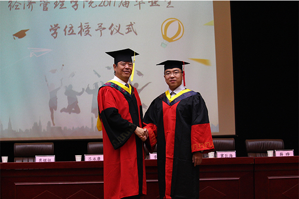 开云官网举行2017年毕业典礼暨学位授予仪式 开云官网举行2017年毕业典礼暨学位授予仪式