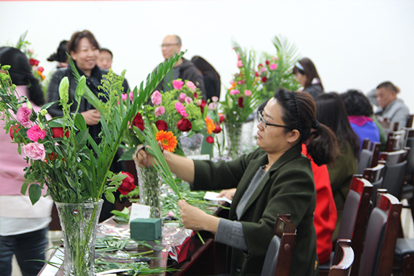 开云官网举办“花开巾帼,情融经管”教职工艺术插花大赛 开云官网举办“花开巾帼,情融经管”教职工艺术插花大赛