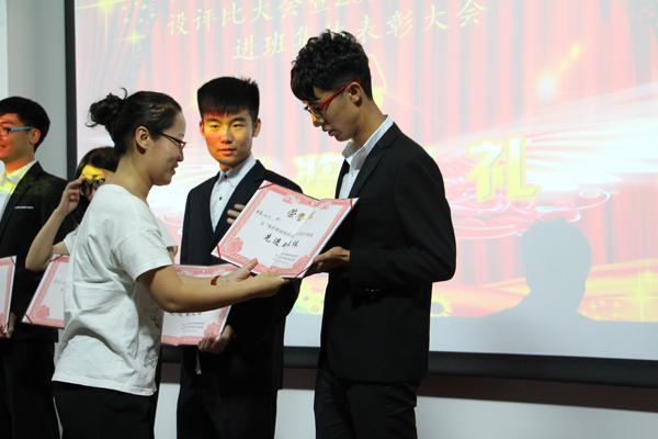 经管学院召开“我的班级我的家”学风班风建设评比大会暨2014—2015年度先进班集体表彰大会 经管学院召开“我的班级我的家”学风班风建设评比大会暨2014—2015年度先进班集体表彰大会